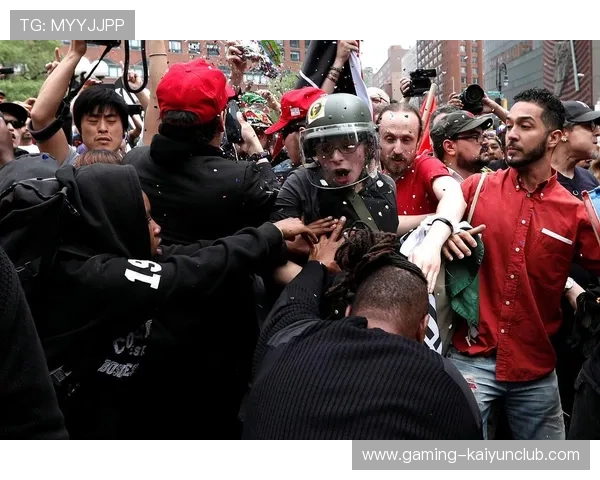 拳击裁判被推倒引发混乱